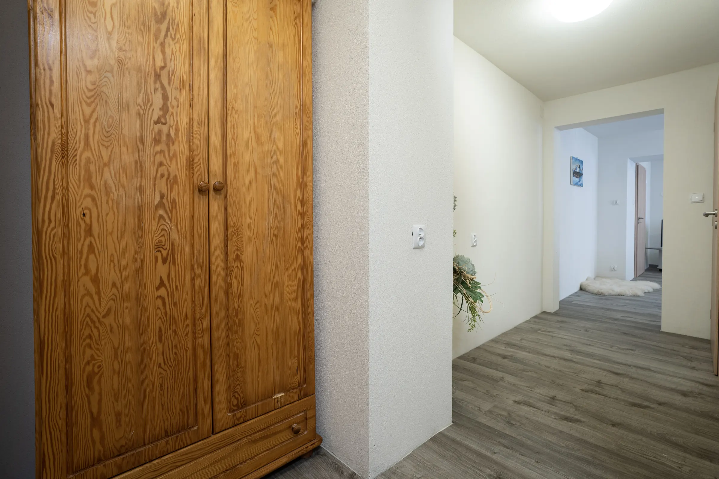Chodba apartmánu č. 1 s drevenou skriňou