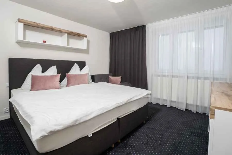 Spálňa č. 2 v apartmáne č. 1: manželská posteľ a obraz hôr