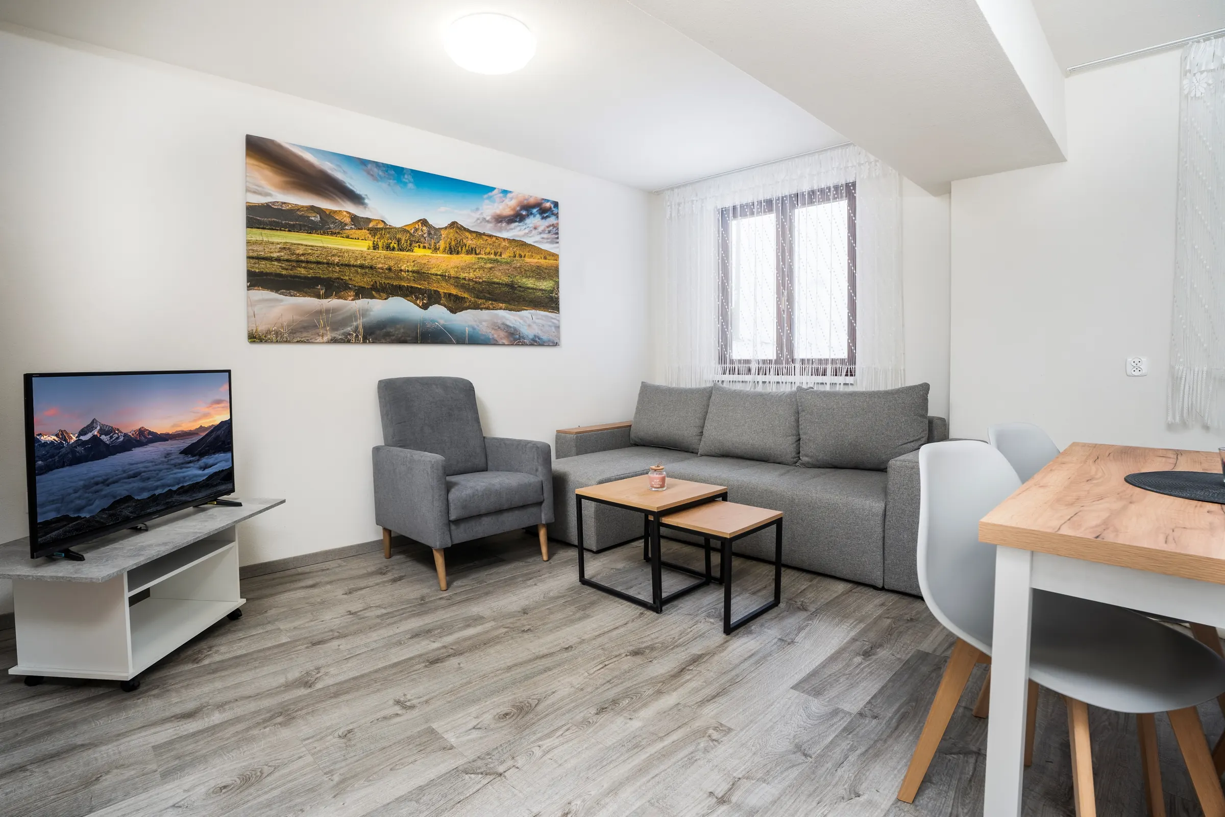 Obývačka apartmánu č. 1 s televízorom a sedačkou