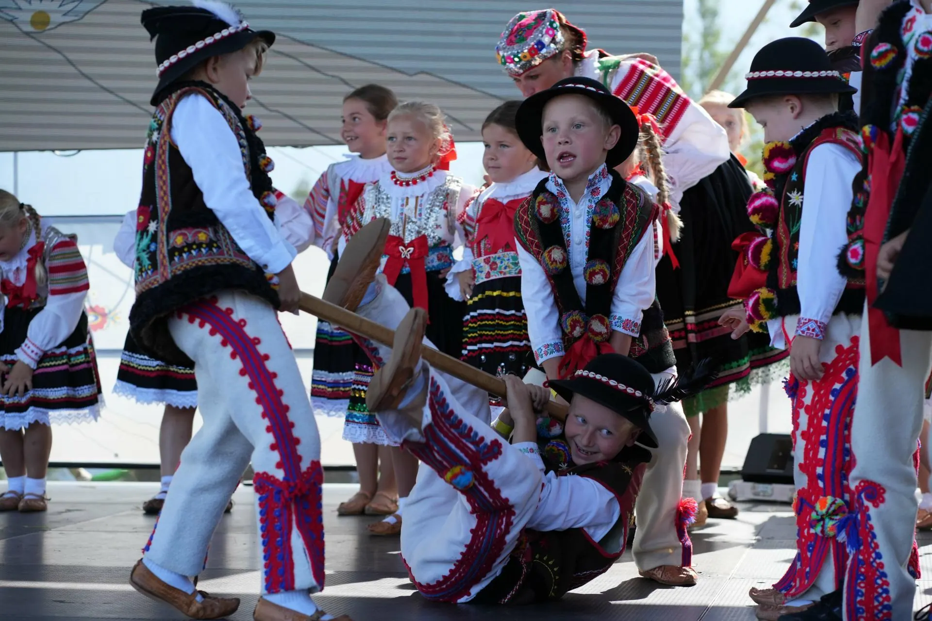 Children in Goral costumes dancing on stage at the folklore festival