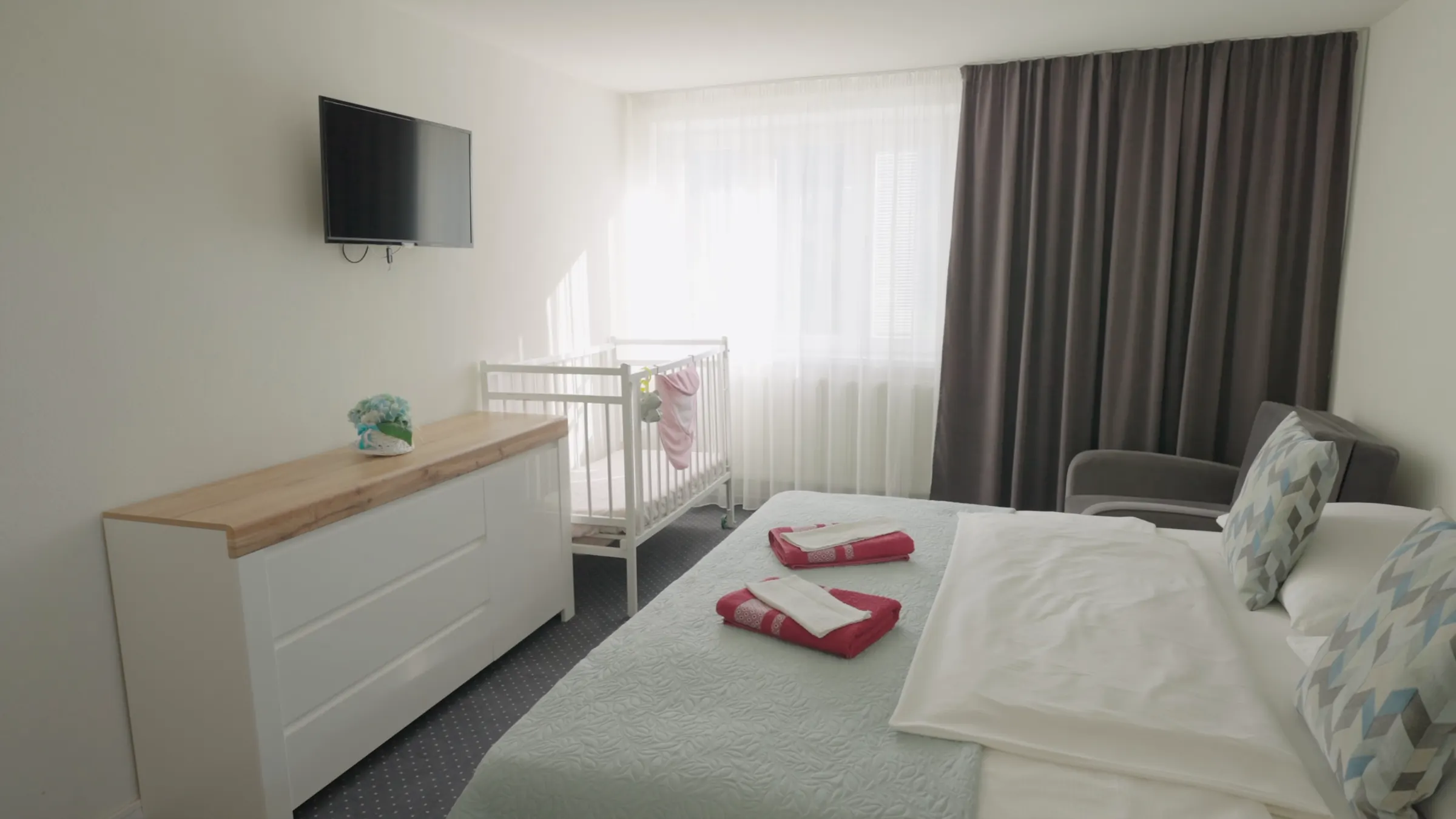 Spálňa s manželskou posteľou a detskou postieľkou