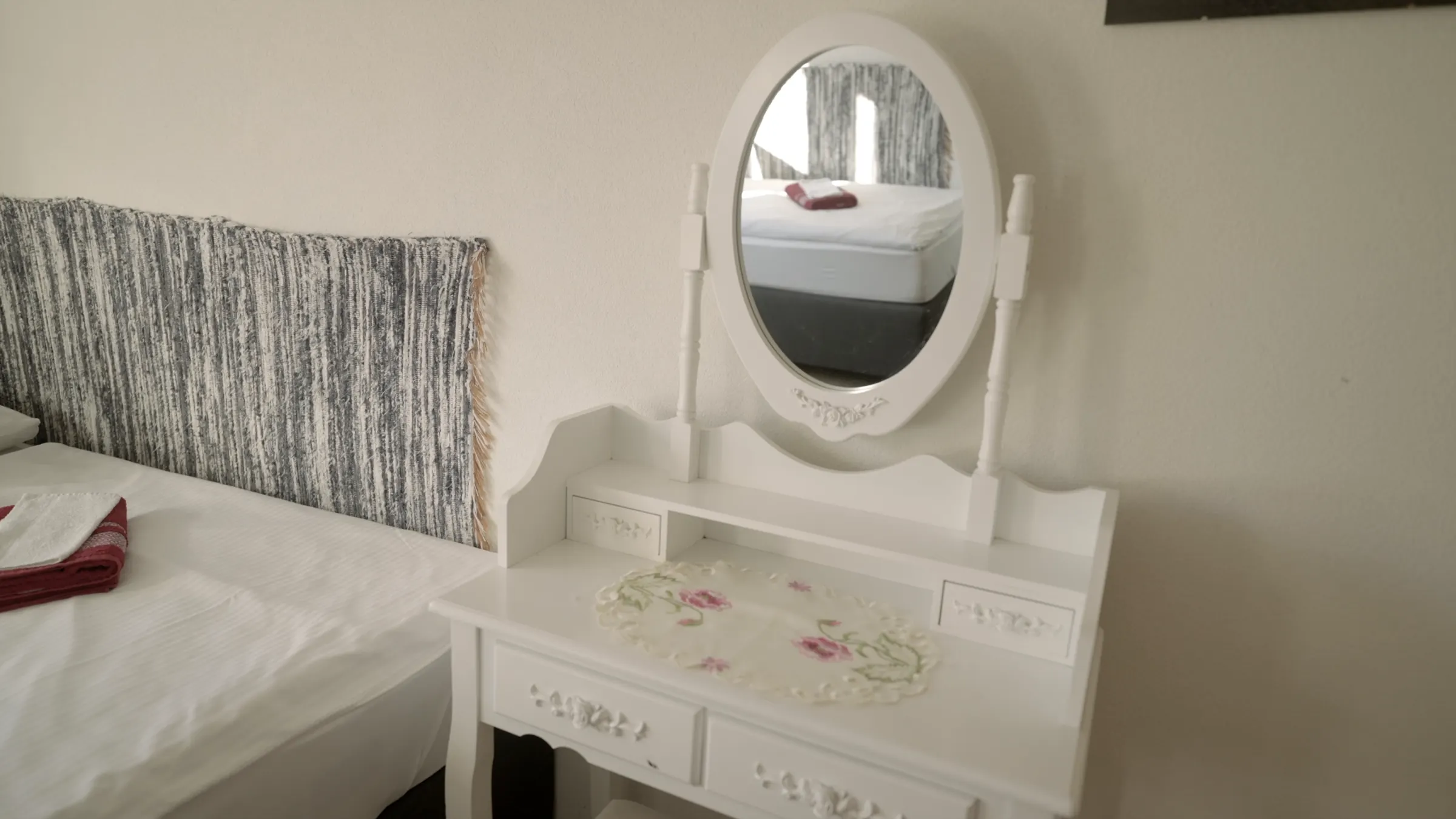 Room with a white dressing table