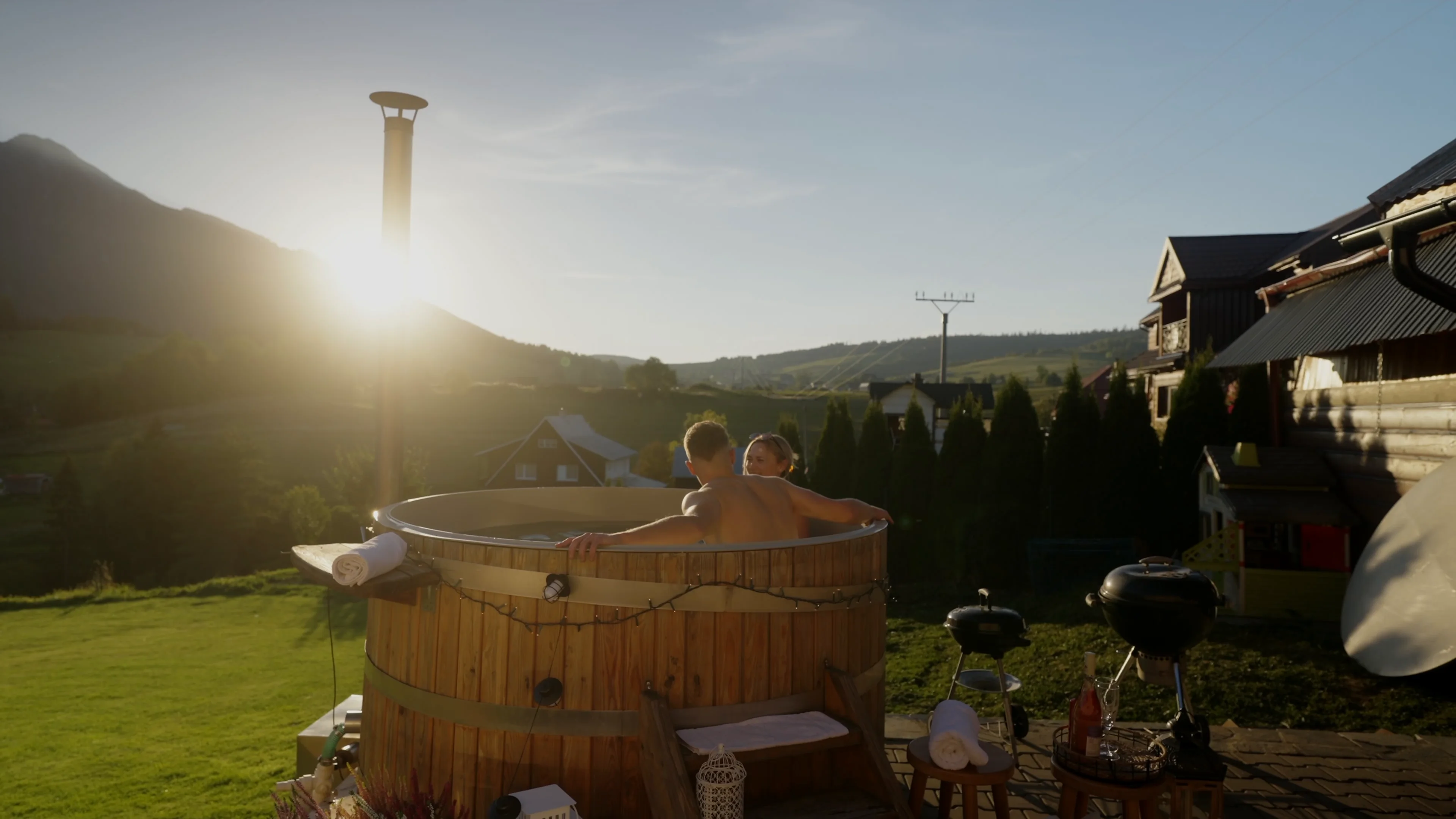 Vírivka na terase pri západe slnka, v pozadí Belianske Tatry