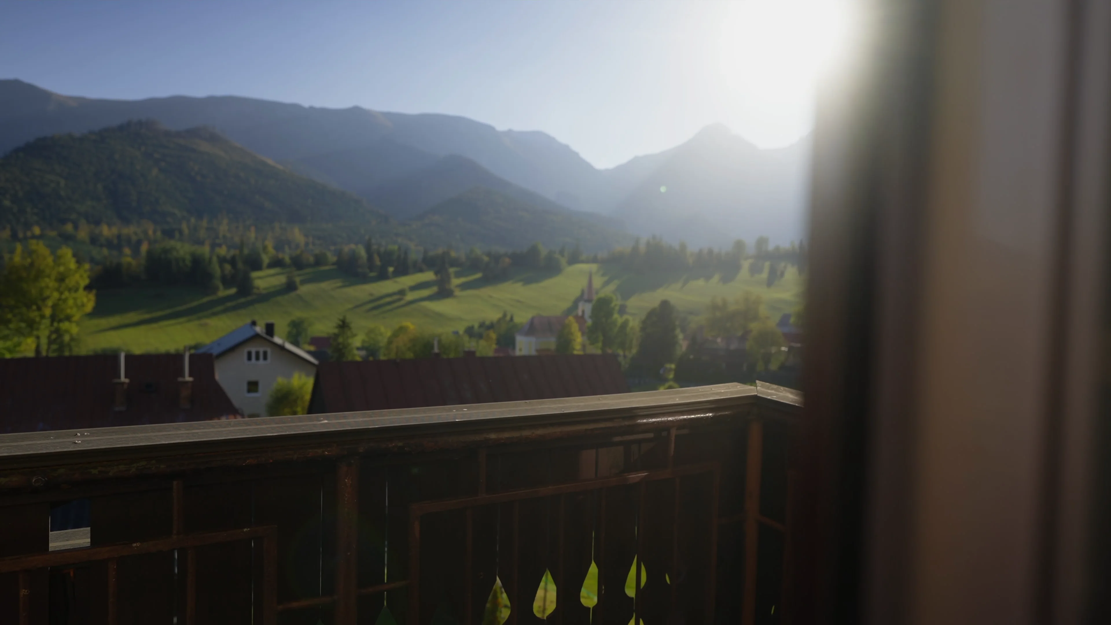 Výhľad z balkóna na Belianske Tatry v rannom svetle