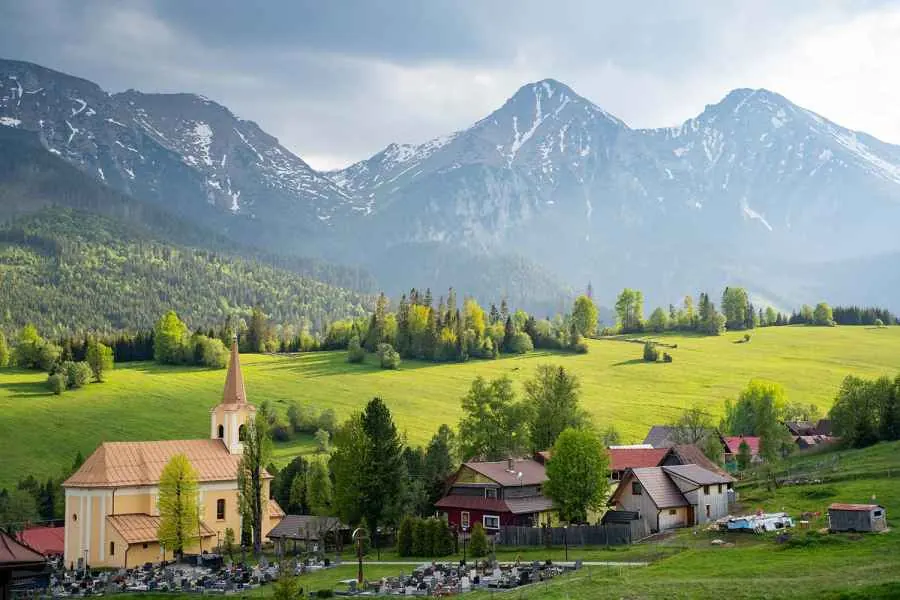 Pohľad z terasy na kostol v Ždiari a Belianske Tatry