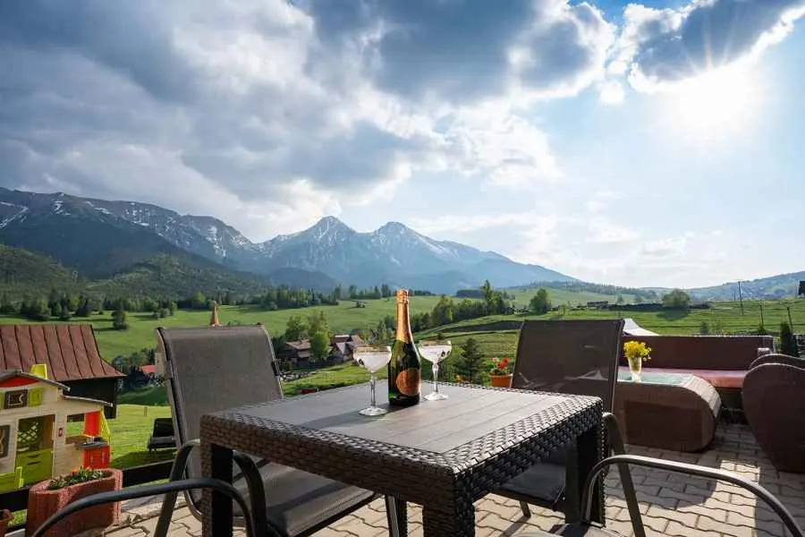 Terasa s posedením a výhľadom na Belianske Tatry